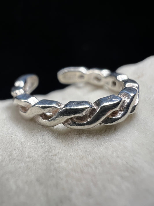 This braided sterling silver toe ring features a contemporary twisted design, ideal for adding a stylish touch to your look at the beach or pool.