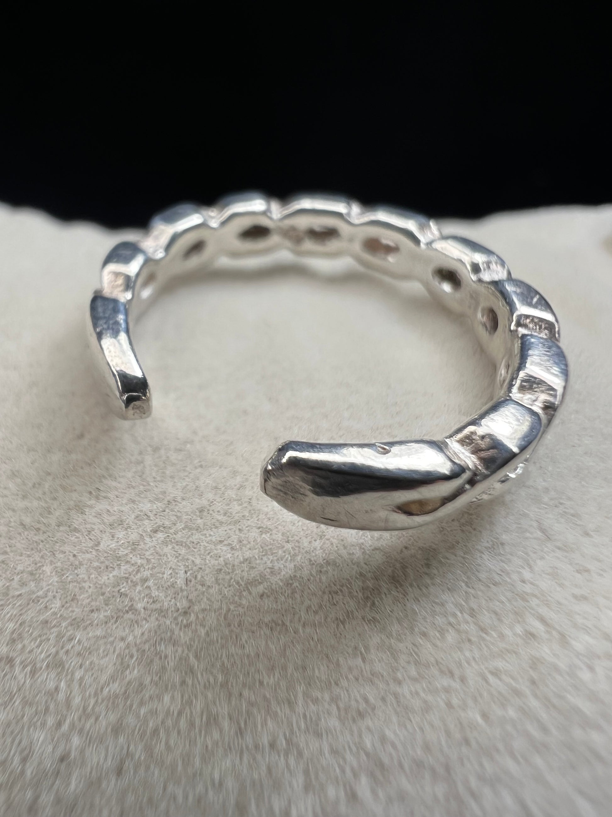 This braided sterling silver toe ring features a contemporary twisted design, ideal for adding a stylish touch to your look at the beach or pool.