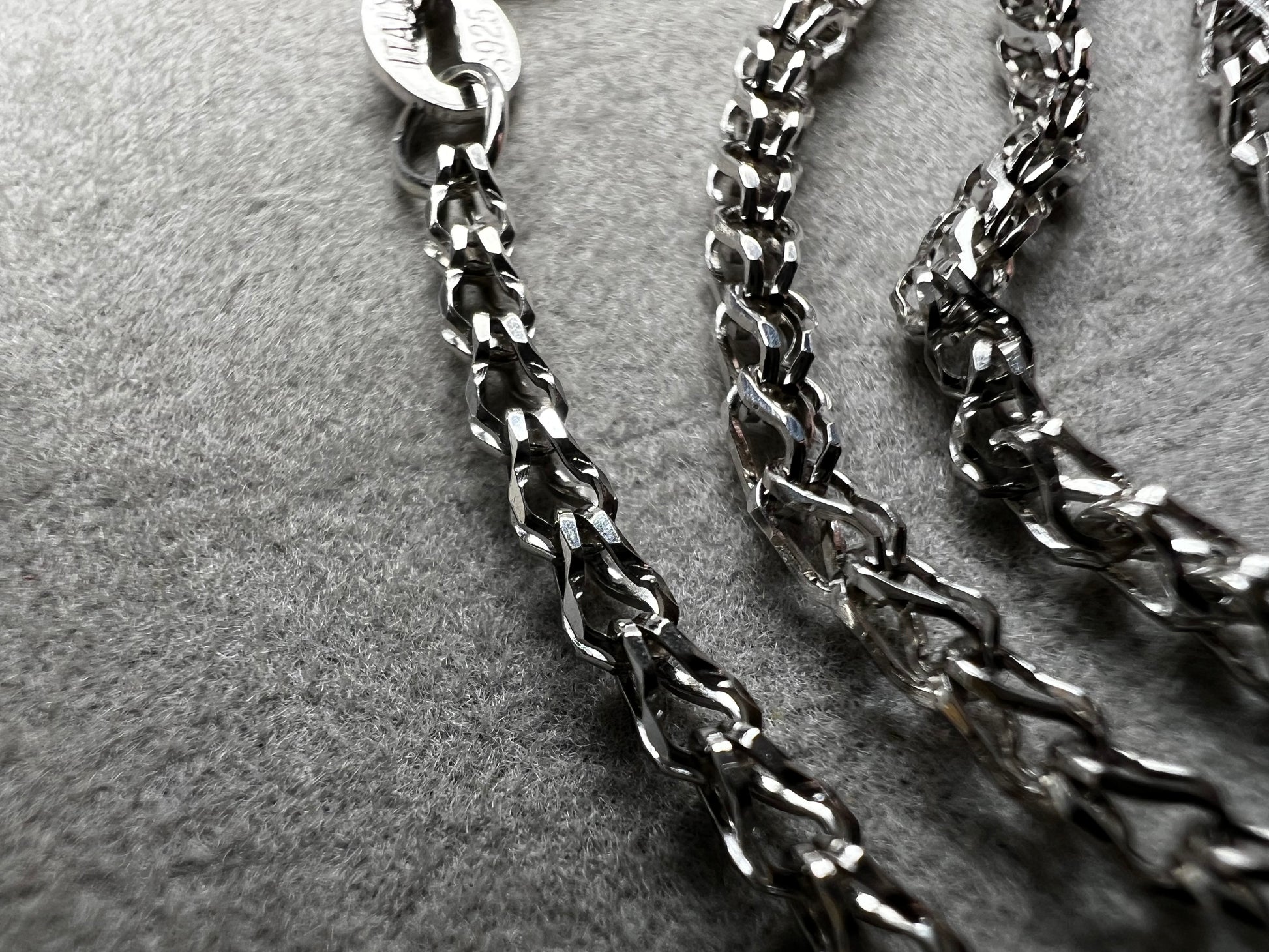 This Italian-crafted sterling silver chain features links engineered to securely support pendants while maintaining elegant durability. It offers versatile wearability, making it an ideal choice for both everyday use and special occasions.