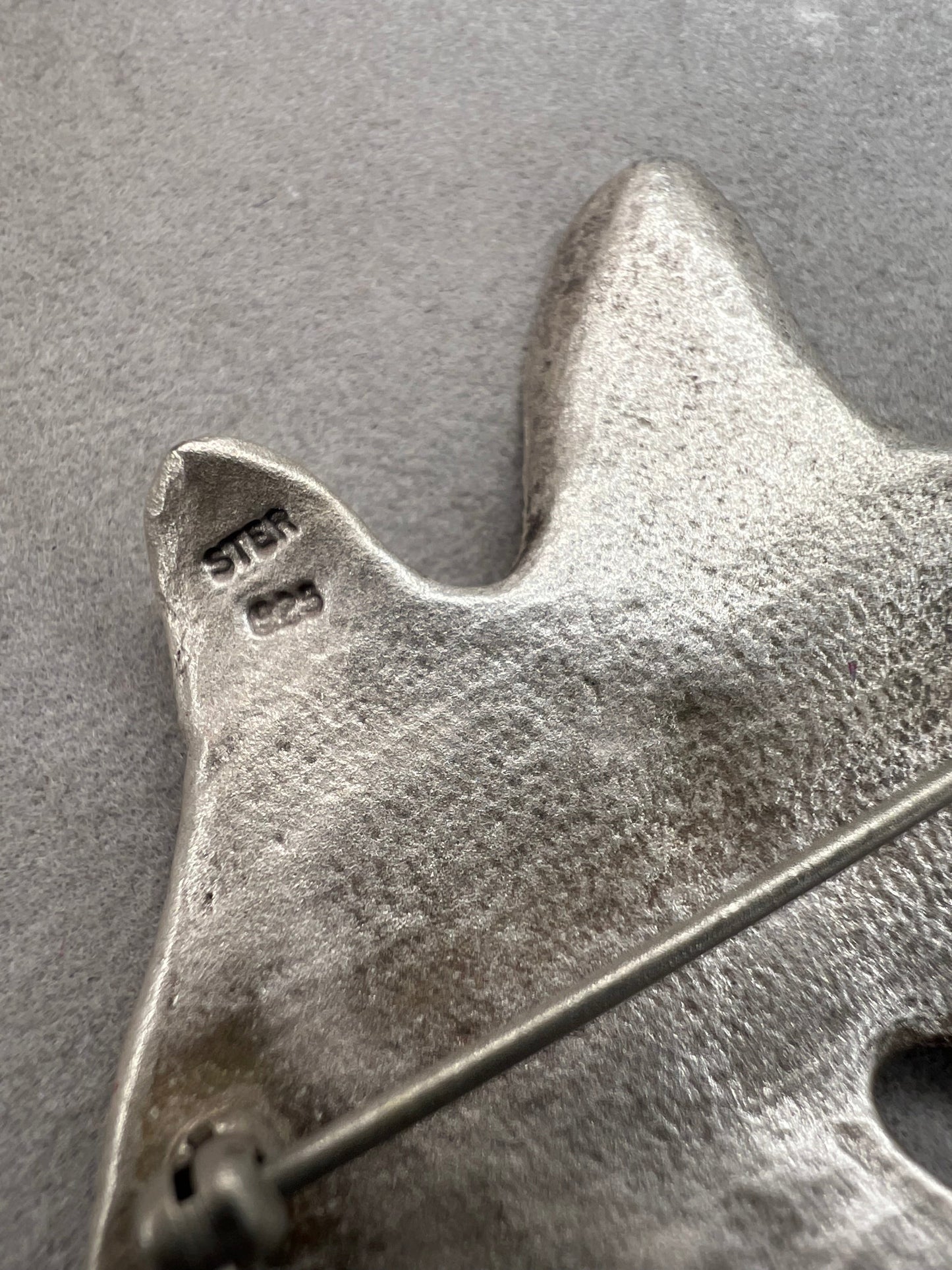 Shaped like an oak leaf, this sterling silver brooch captures nature’s beauty in exquisite detail. Its realistic design makes it a standout piece wherever it’s worn.